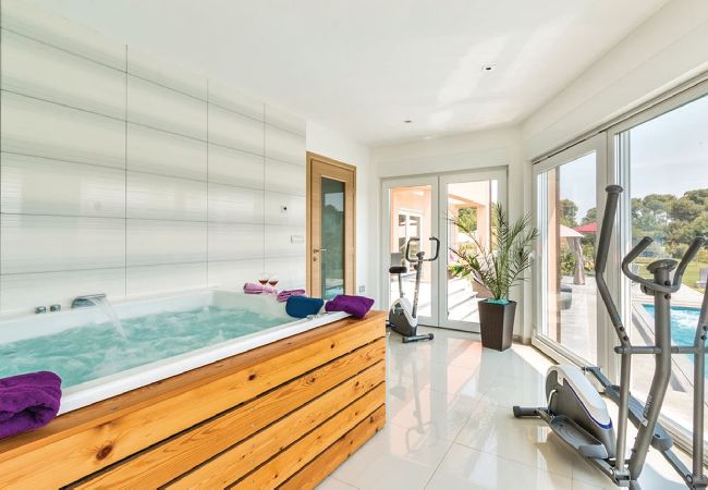 Villa in Pula - Villa Relax - Pool, Sauna, Gym, Jacuzzi, Games Villa in Pula - Villa Relax - Pool, Sauna, Gym, Jacuzzi, Games