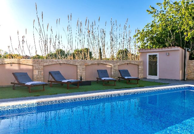 Villa in Pula - Beautiful Villa Nika with Heated Pool  Villa in Pula - Beautiful Villa Nika with Heated Pool