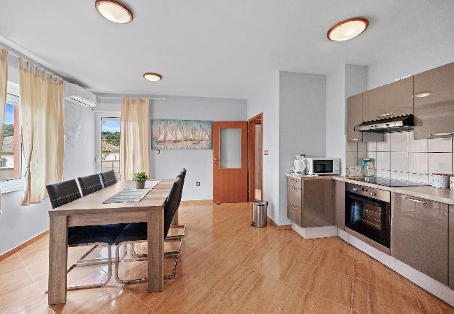 Residence in Kampor - Seafront Apt, Tastefully Furnished - Neda Smilje Residence in Kampor - Seafront Apt, Tastefully Furnished - Neda Smilje