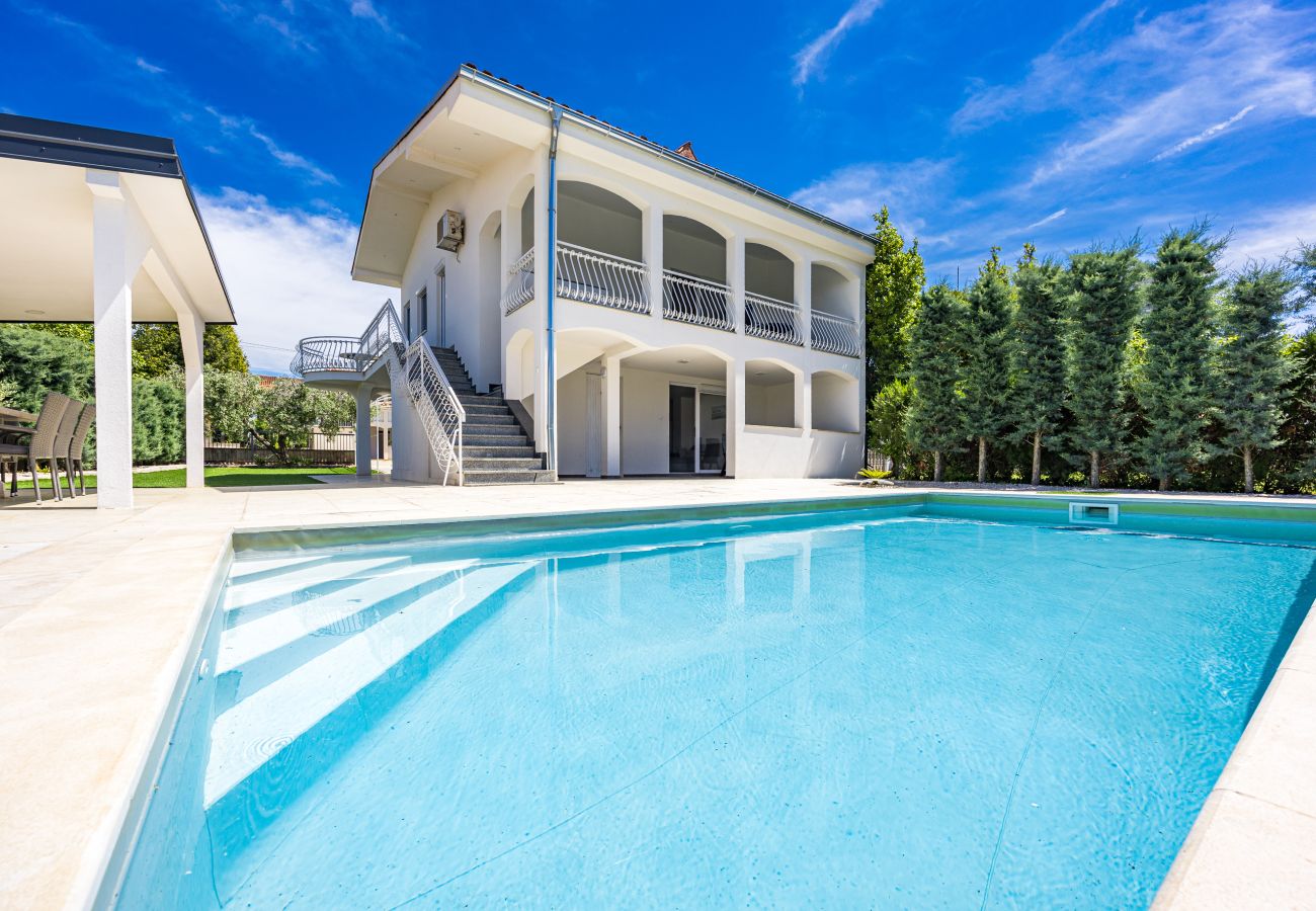 Villa in Kukci - Relaxing Villa near Porec with Pool - Susanne