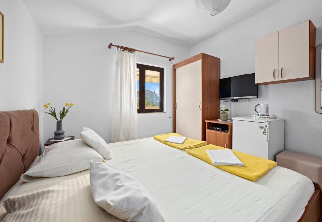 Rent by room in Supetarska Draga - Anamar - Cozy Double Room near the Beach Rent by room in Supetarska Draga - Anamar - Cozy Double Room near the Beach
