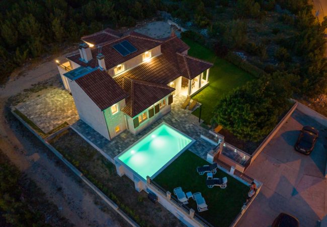 Villa in Dubrava kod Šibenika - Whitestone Villa Dubrava - three bedroom house with a swimming pool Villa in Dubrava kod Šibenika - Whitestone Villa Dubrava - three bedroom house with a swimming pool
