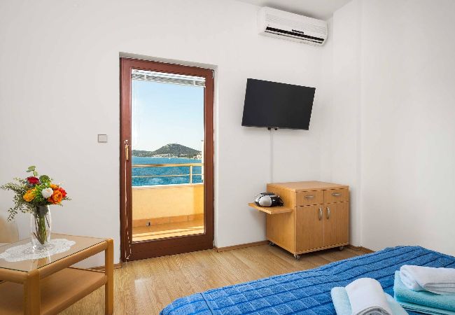 Apartment in Tisno - Apartments Kaina - one bedroom apartment with a sea view (blue) Apartment in Tisno - Apartments Kaina - one bedroom apartment with a sea view (blue)