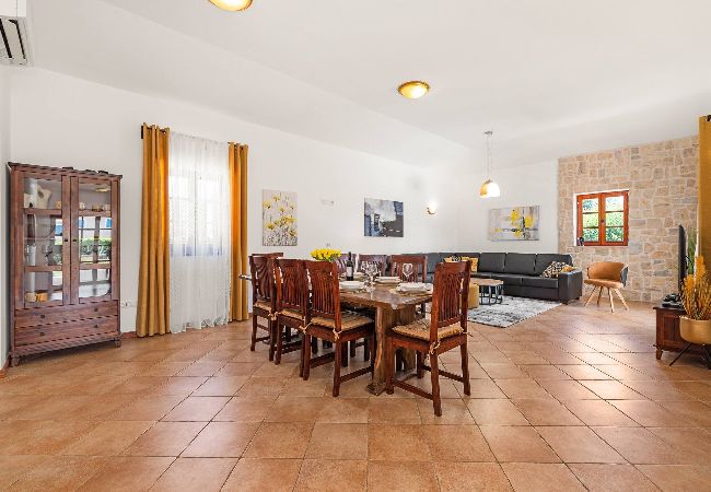 Villa in Ugljan - Villa Muline - four bedroom house with a swimming pool Villa in Ugljan - Villa Muline - four bedroom house with a swimming pool