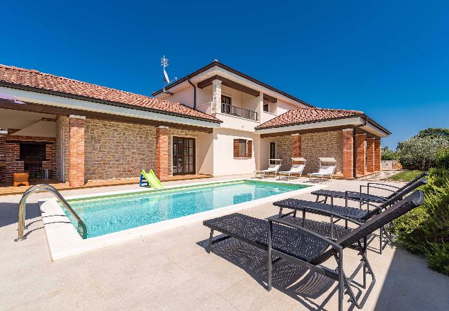 House in Ugljan - Holiday Home Muline - four bedroom house with a swimming pool House in Ugljan - Holiday Home Muline - four bedroom house with a swimming pool
