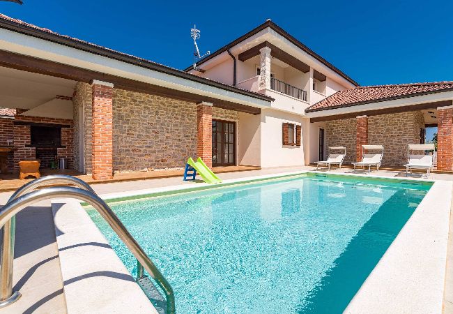 House in Ugljan - Holiday Home Muline - four bedroom house with a swimming pool House in Ugljan - Holiday Home Muline - four bedroom house with a swimming pool