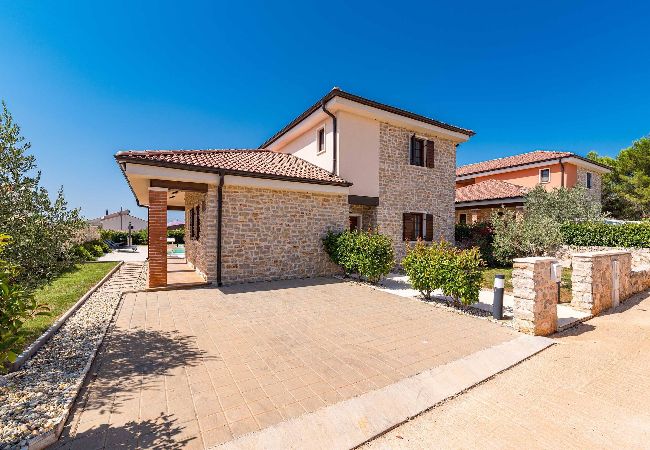 House in Ugljan - Holiday Home Muline - four bedroom house with a swimming pool House in Ugljan - Holiday Home Muline - four bedroom house with a swimming pool
