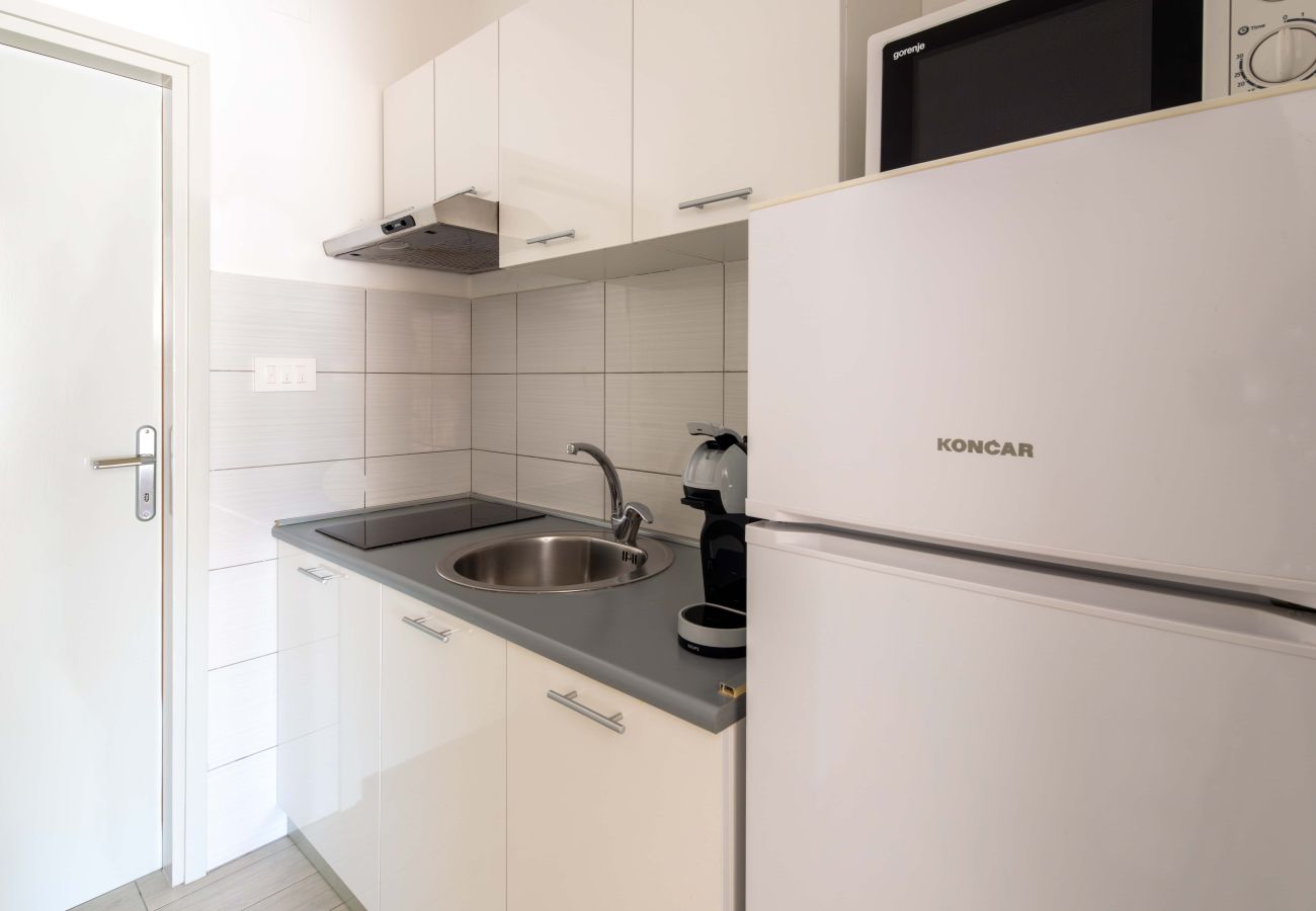 Studio in Grebaštica - Studio Apartment Miro