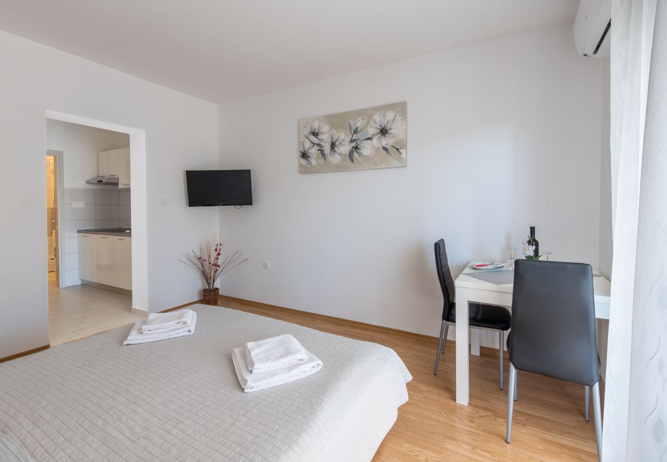 Studio in Grebaštica - Studio Apartment Miro
