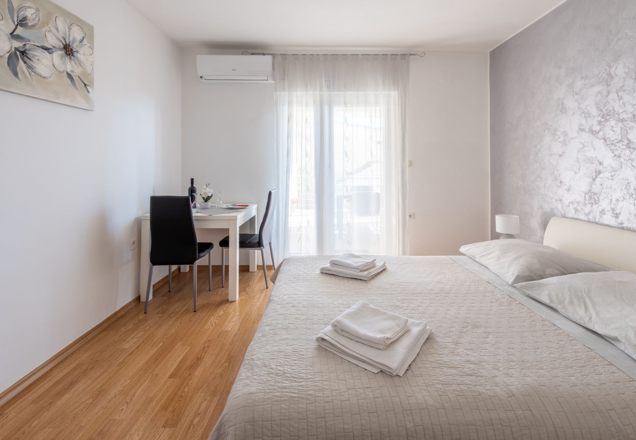 Studio in Grebaštica - Studio Apartment Miro