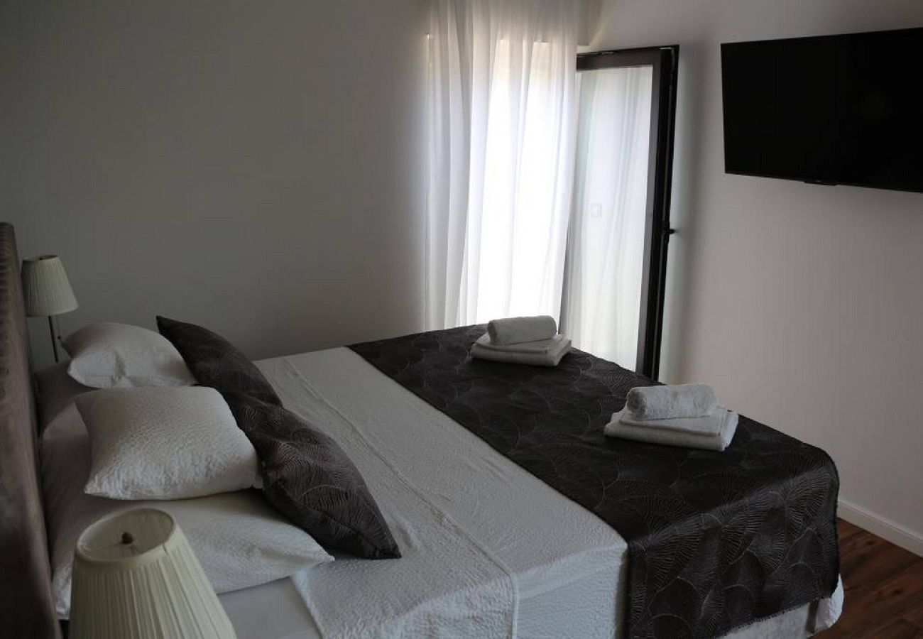 Apartment in Ugljan - Apartments Marvi - one bedroom apartment with a sea view (Right)
