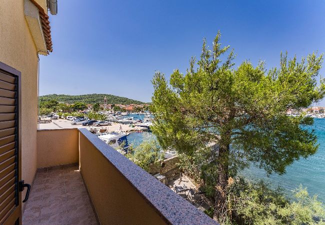 Apartment in Kukljica - Apartments Kukljica - three bedroom apartment with a sea view Apartment in Kukljica - Apartments Kukljica - three bedroom apartment with a sea view