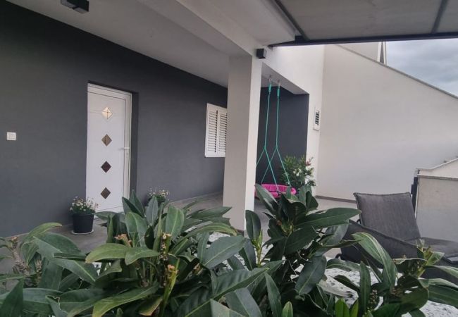 Apartment in Kaštel Novi - Apartment Viva - three bedroom apartment with a swimming pool Apartment in Kaštel Novi - Apartment Viva - three bedroom apartment with a swimming pool