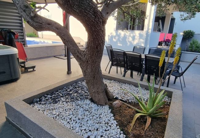 Apartment in Kaštel Novi - Apartment Viva - three bedroom apartment with a swimming pool Apartment in Kaštel Novi - Apartment Viva - three bedroom apartment with a swimming pool