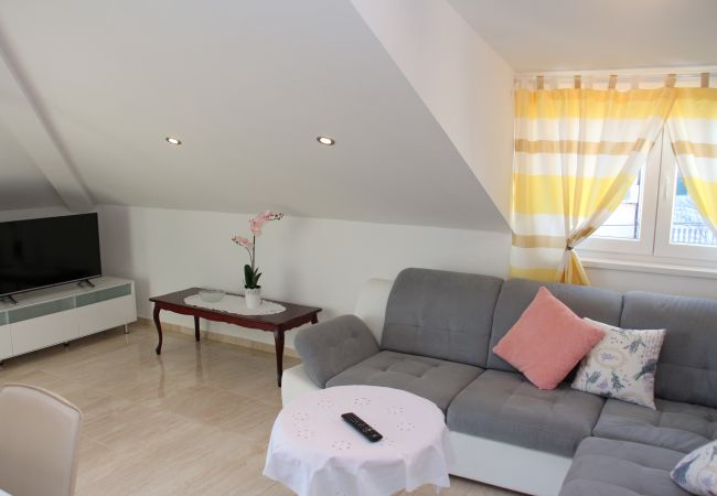 Apartment in Vodice - Apartments Gojevic - two bedroom apartment with a garden view A1 Apartment in Vodice - Apartments Gojevic - two bedroom apartment with a garden view A1