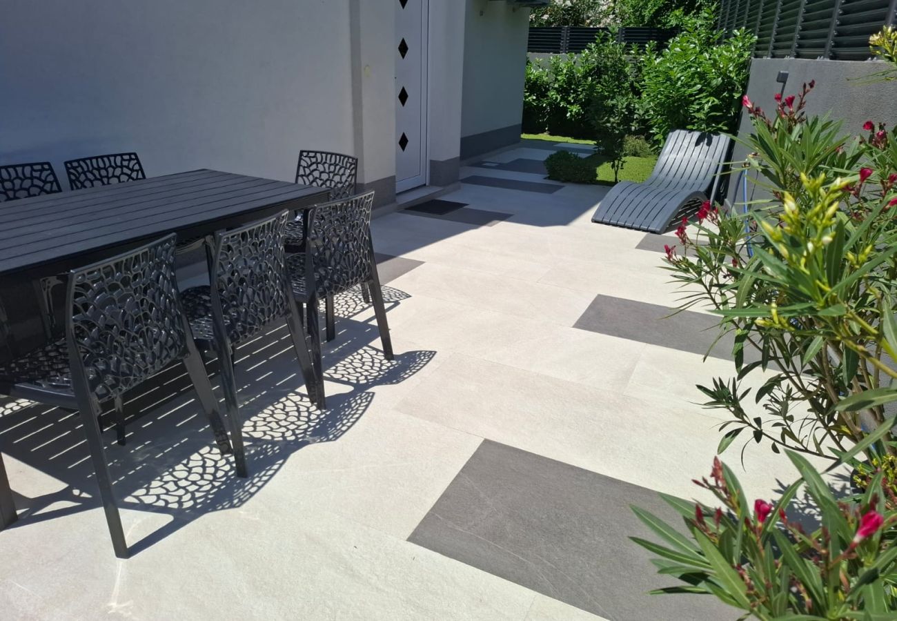 Villa in Kaštel Novi - Villa Viva - Six bedroom house with a pool and jacuzzi