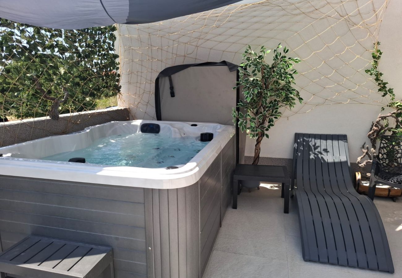 Villa in Kaštel Novi - Villa Viva - Six bedroom house with a pool and jacuzzi