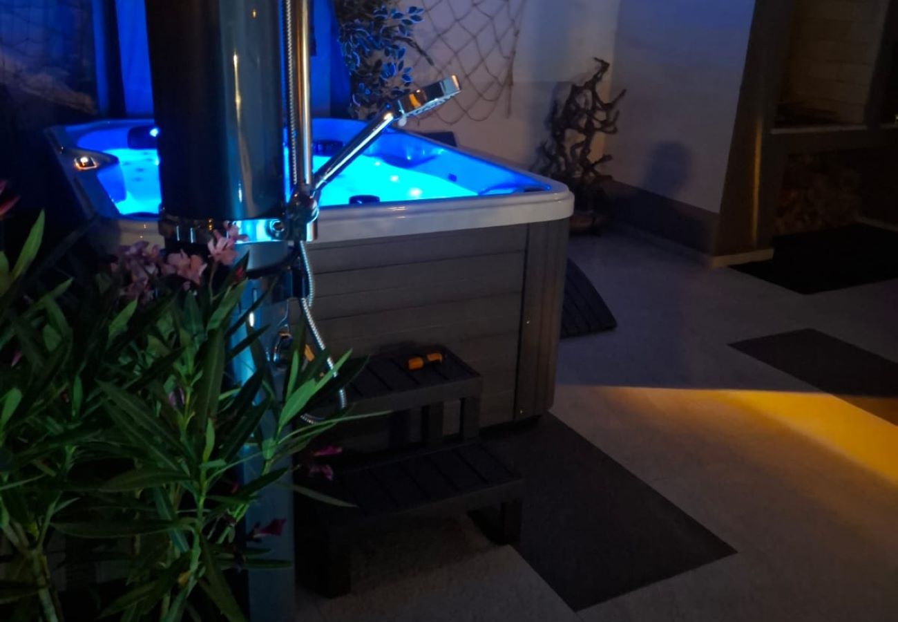 Villa in Kaštel Novi - Villa Viva - Six bedroom house with a pool and jacuzzi