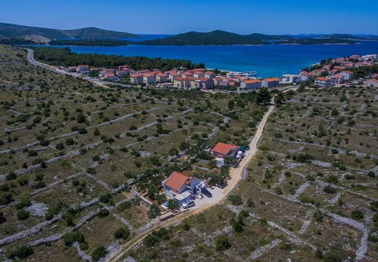 House in Žaborić - Holiday Home Maslina - Three bedroom house with a garden view