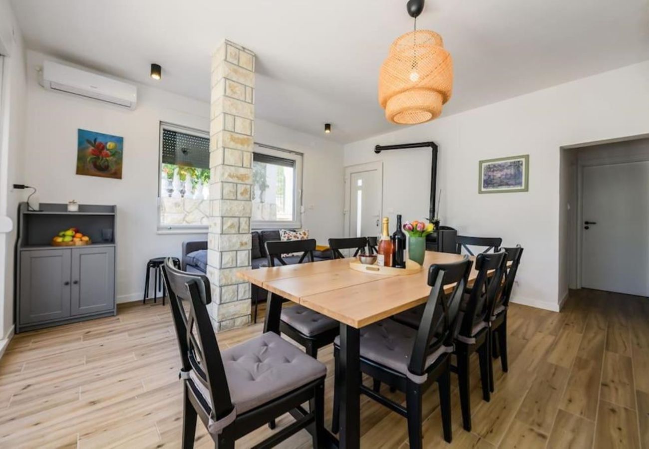 House in Žaborić - Holiday Home Maslina - Three bedroom house with a garden view