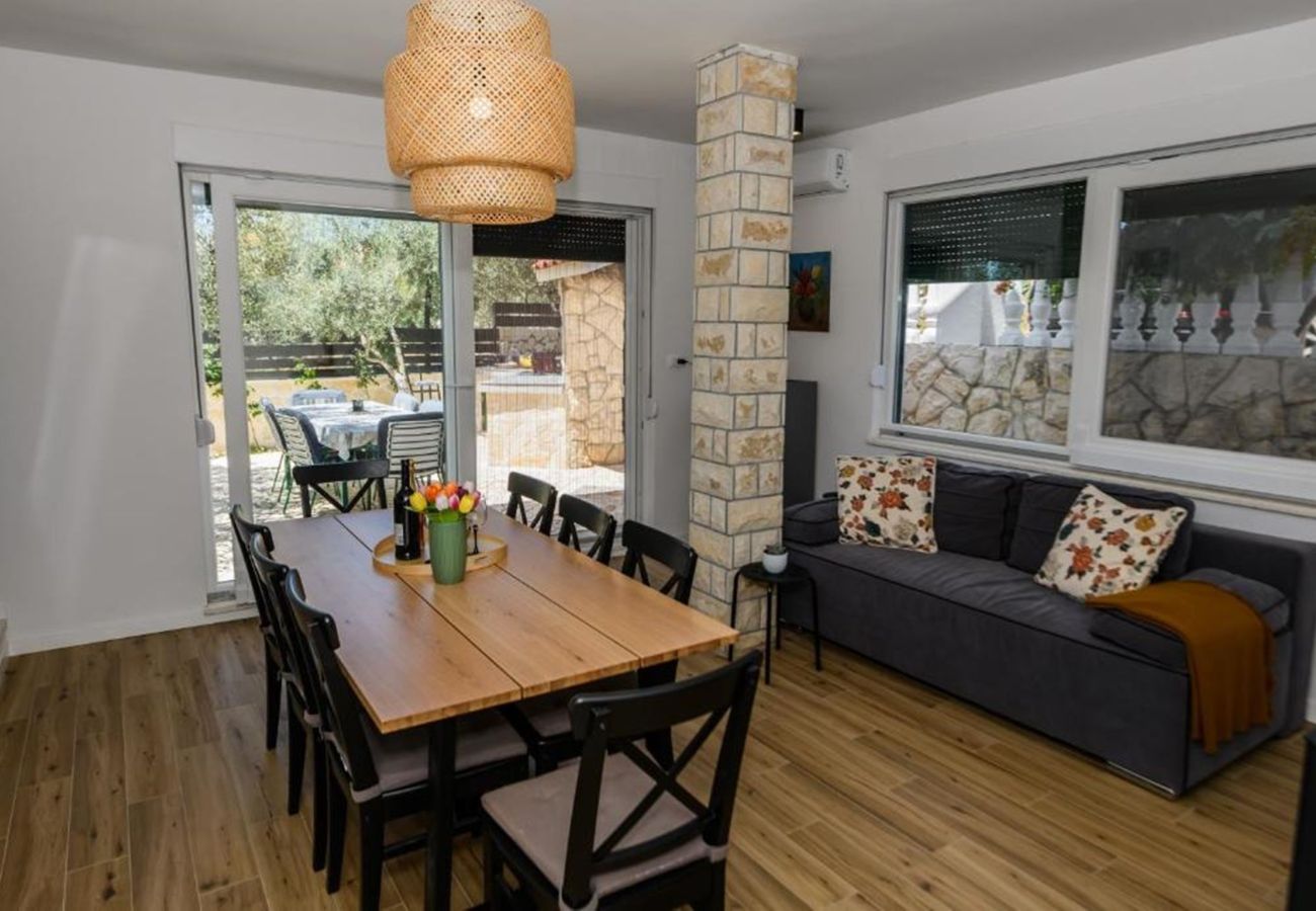 House in Žaborić - Holiday Home Maslina - Three bedroom house with a garden view