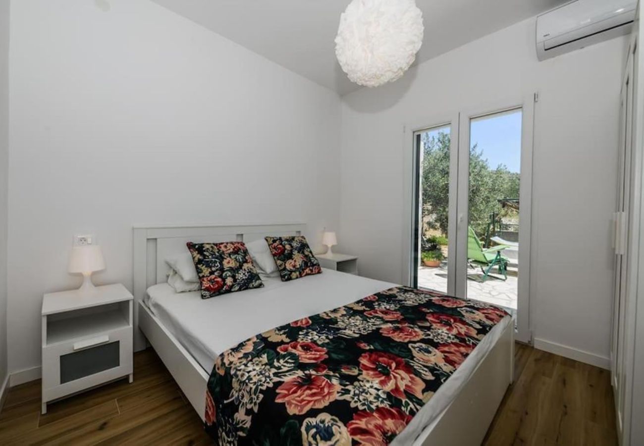 House in Žaborić - Holiday Home Maslina - Three bedroom house with a garden view