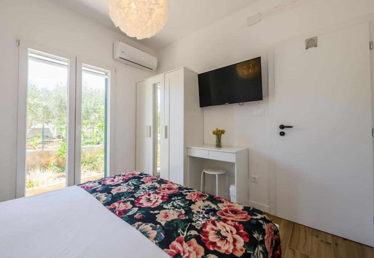 House in Žaborić - Holiday Home Maslina - Three bedroom house with a garden view