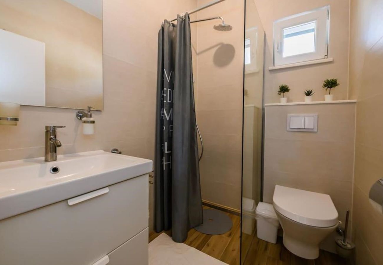 House in Žaborić - Holiday Home Maslina - Three bedroom house with a garden view