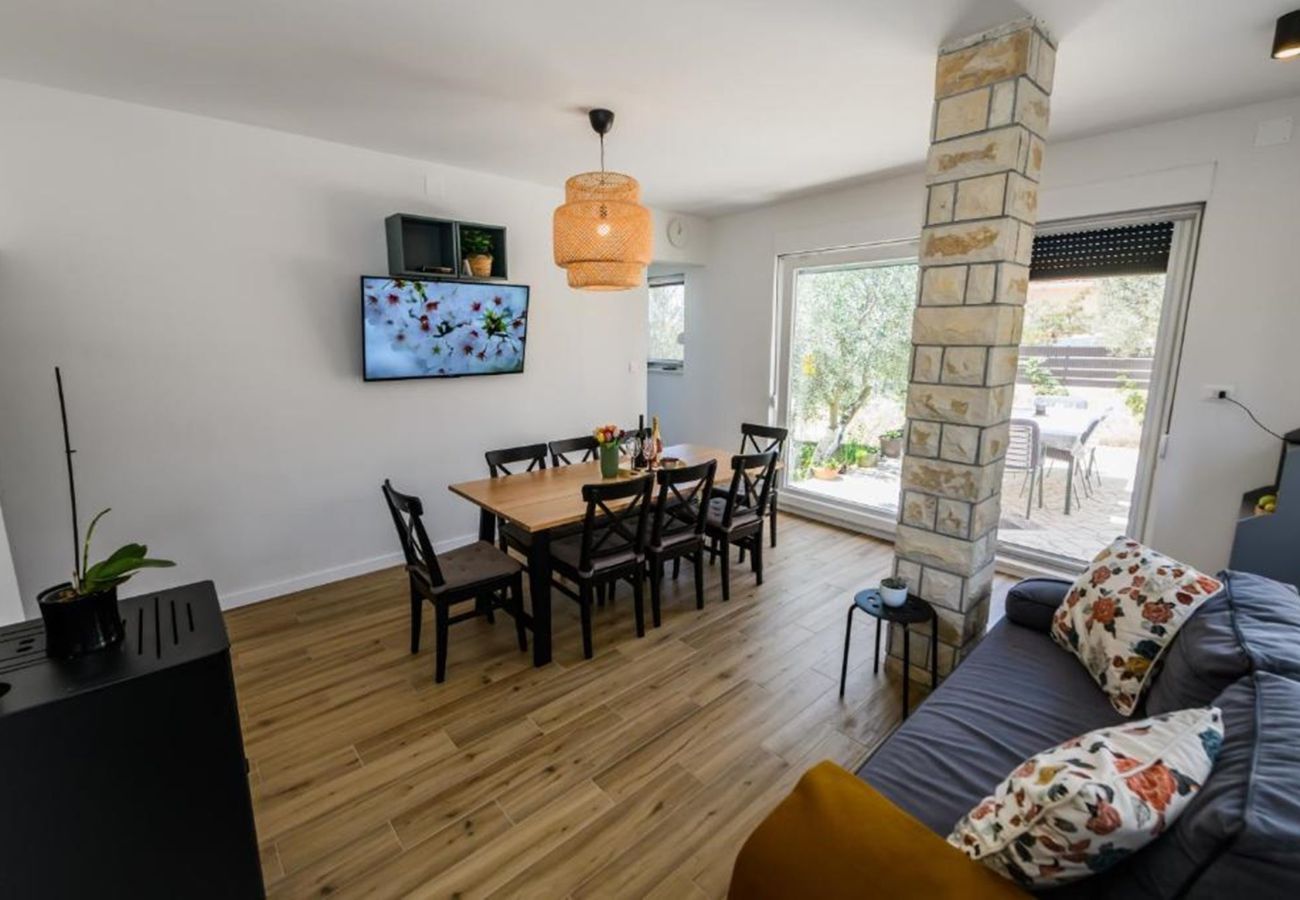 House in Žaborić - Holiday Home Maslina - Three bedroom house with a garden view