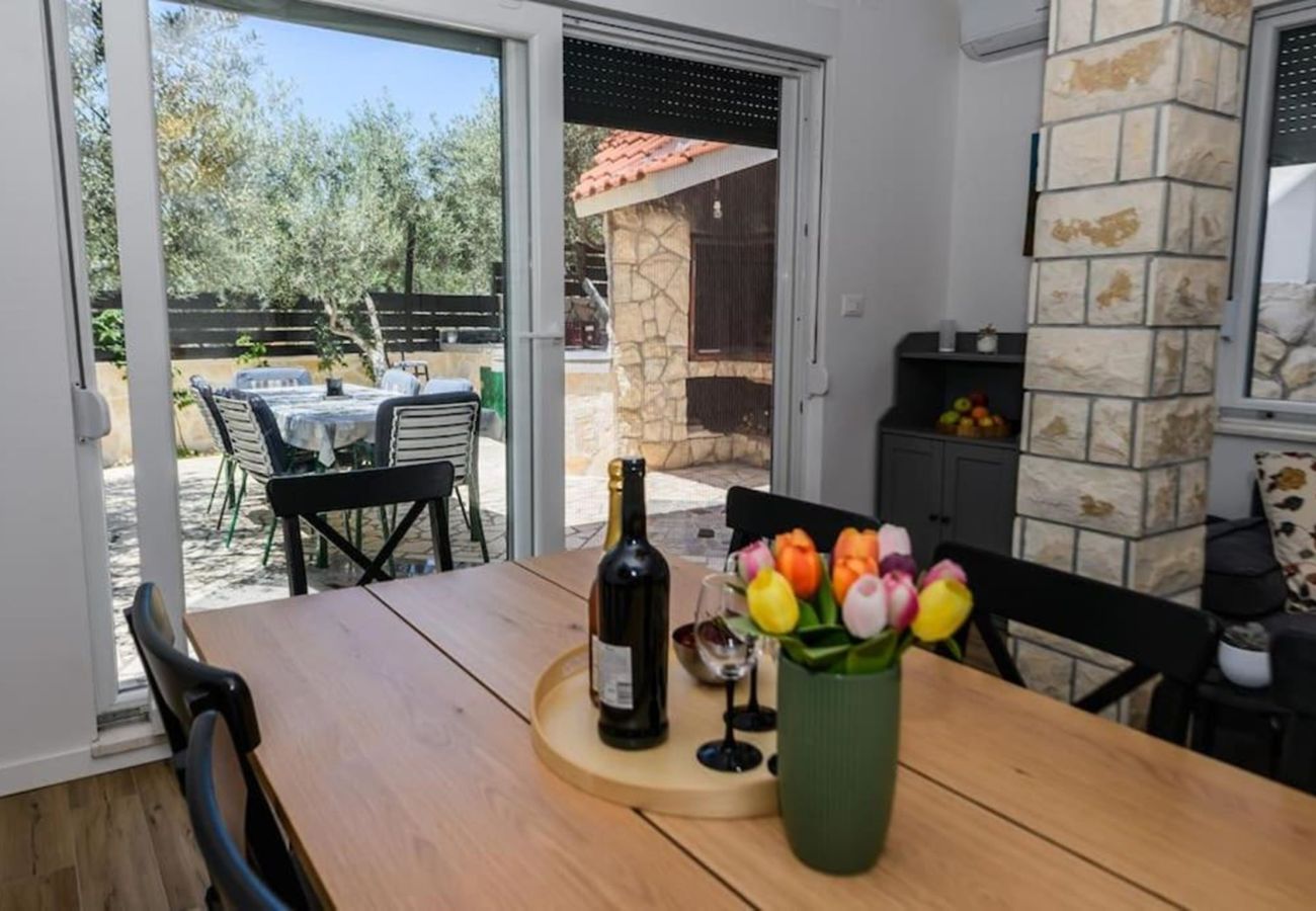 House in Žaborić - Holiday Home Maslina - Three bedroom house with a garden view