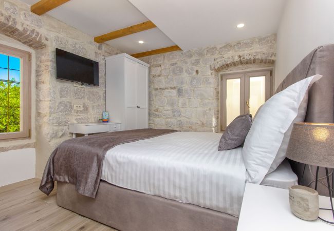 House in Trogir - Stone House Trogir - Three bedroom house with jacuzzi House in Trogir - Stone House Trogir - Three bedroom house with jacuzzi