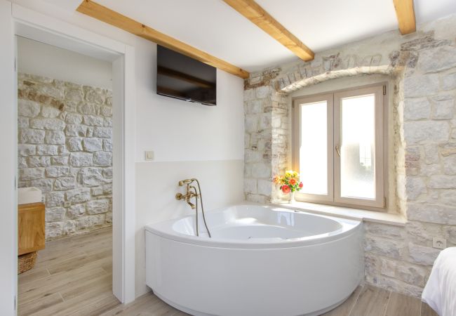 House in Trogir - Stone House Trogir - Three bedroom house with jacuzzi House in Trogir - Stone House Trogir - Three bedroom house with jacuzzi
