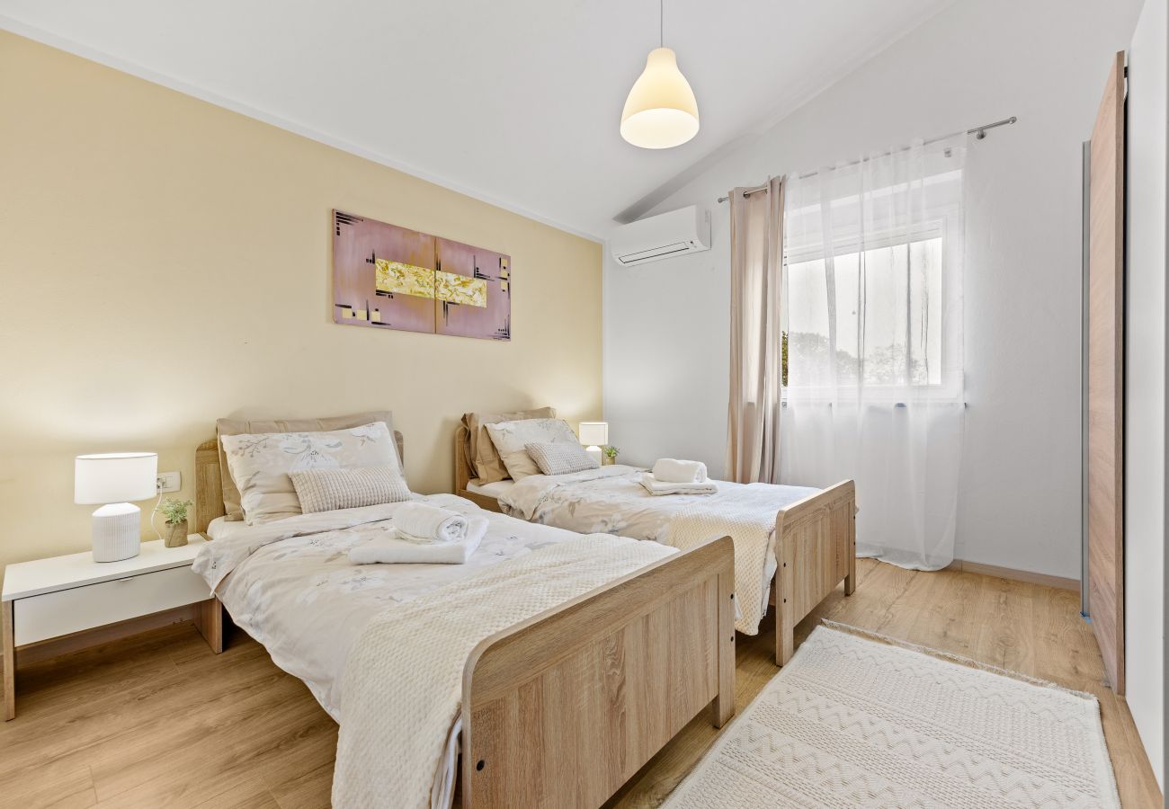 Villa in Šišan - Cozy Villa for 10 with Pool, BBQ, Billiards