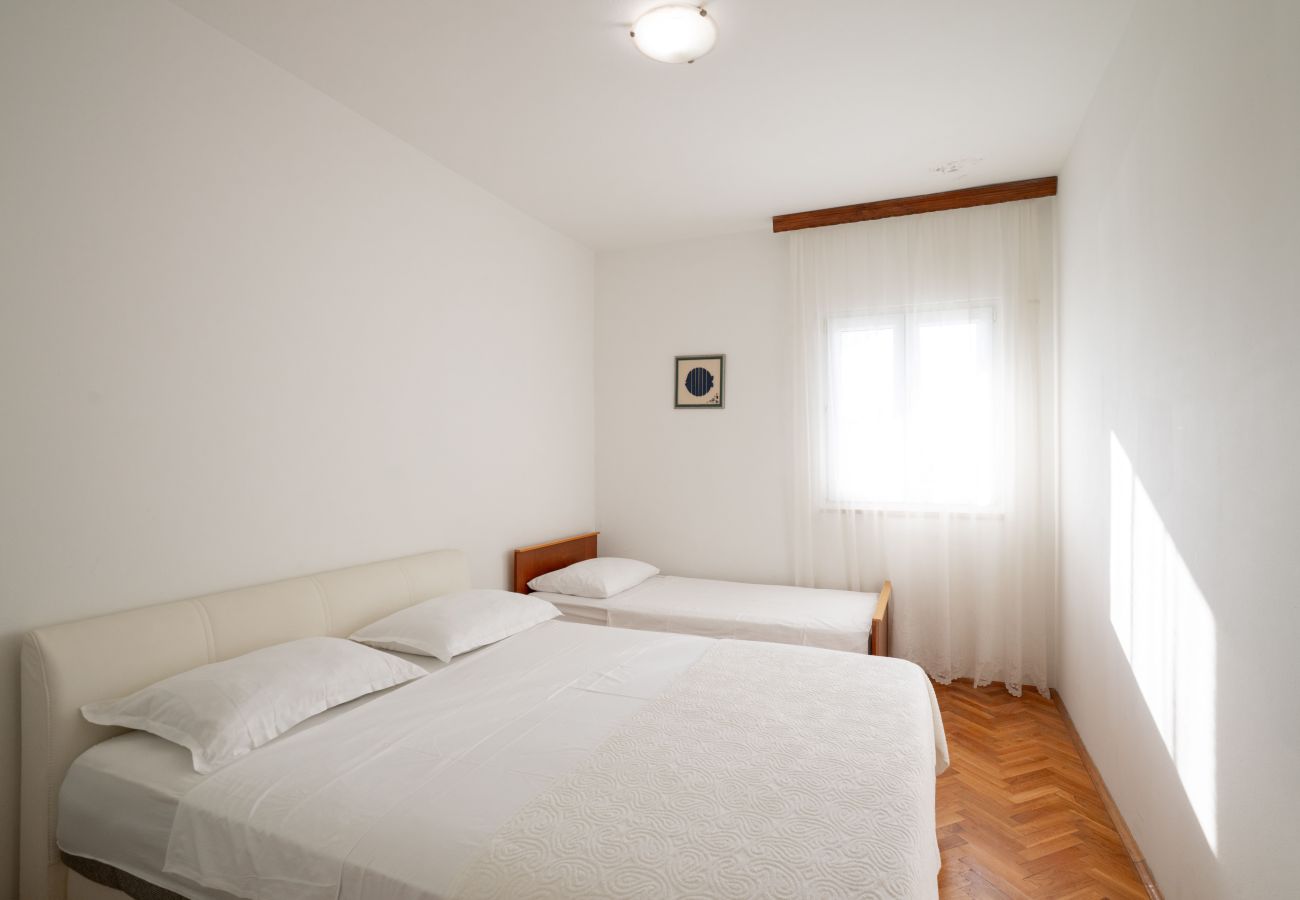 House in Ražanac - House Rose – country house with pool