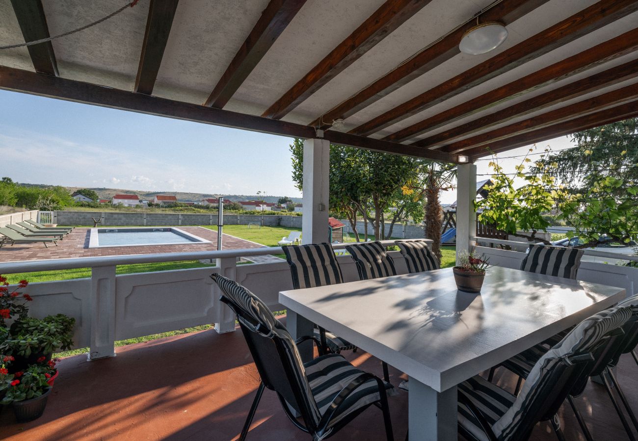 House in Ražanac - House Rose – country house with pool
