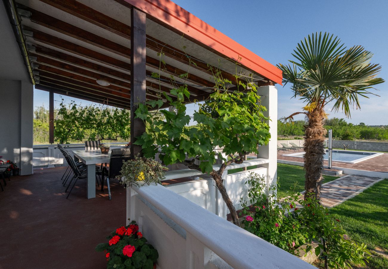 House in Ražanac - House Rose – country house with pool