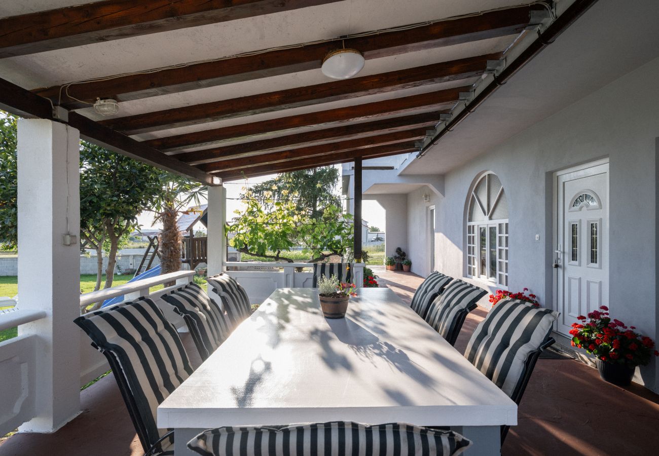 House in Ražanac - House Rose – country house with pool