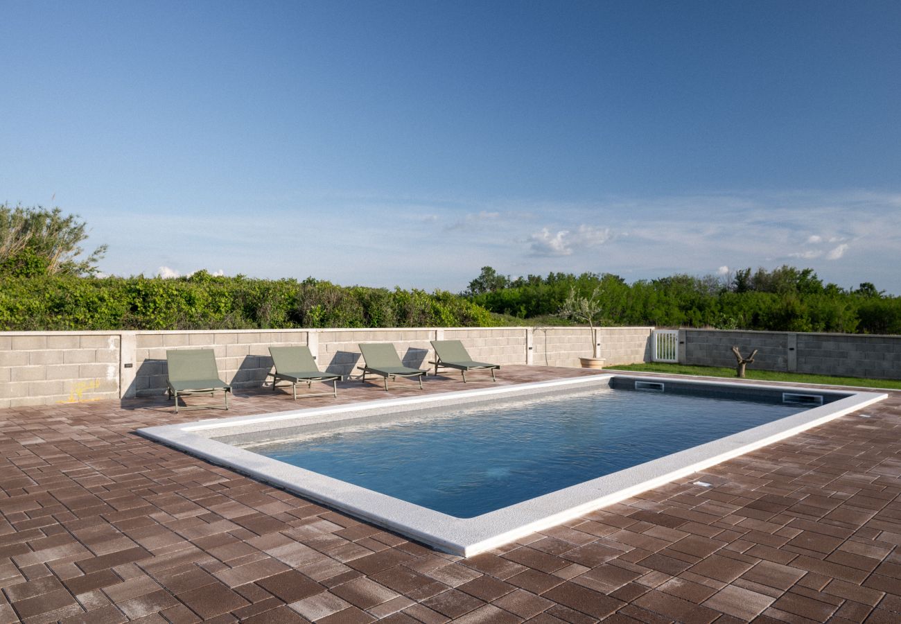House in Ražanac - House Rose – country house with pool