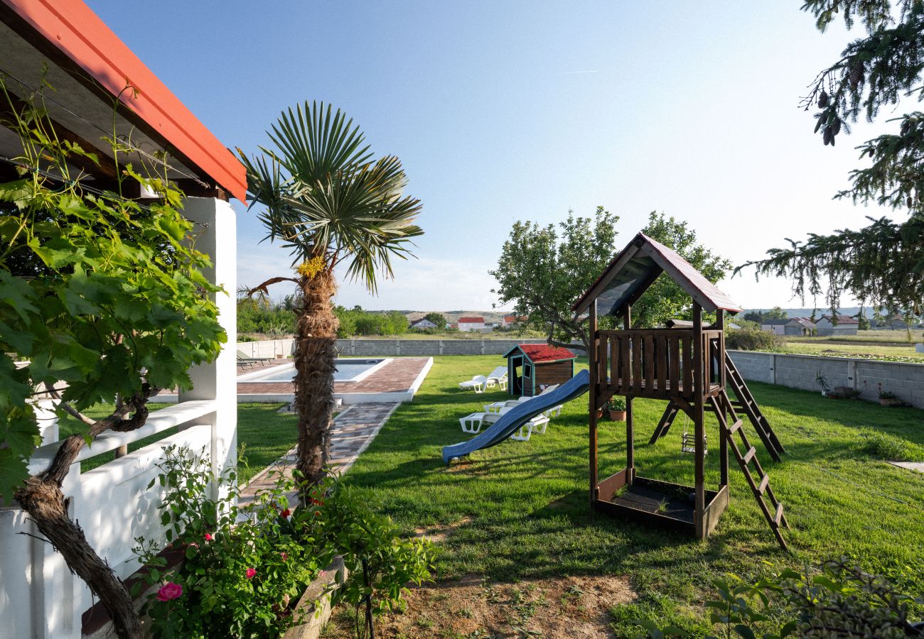 House in Ražanac - House Rose – country house with pool