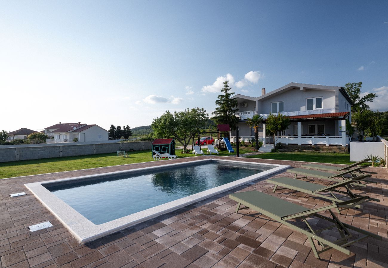 House in Ražanac - House Rose – country house with pool