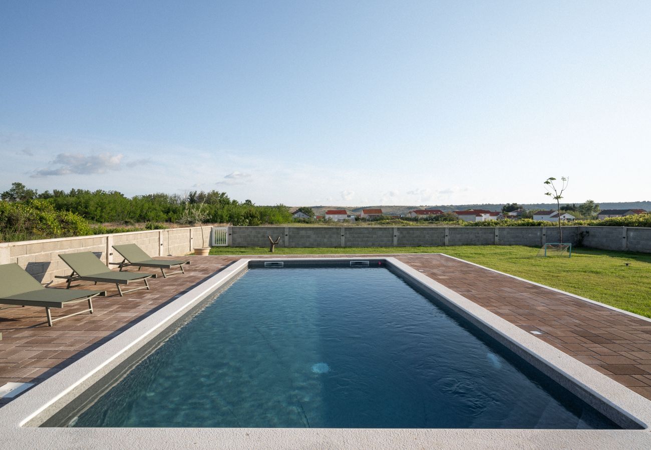 House in Ražanac - House Rose – country house with pool