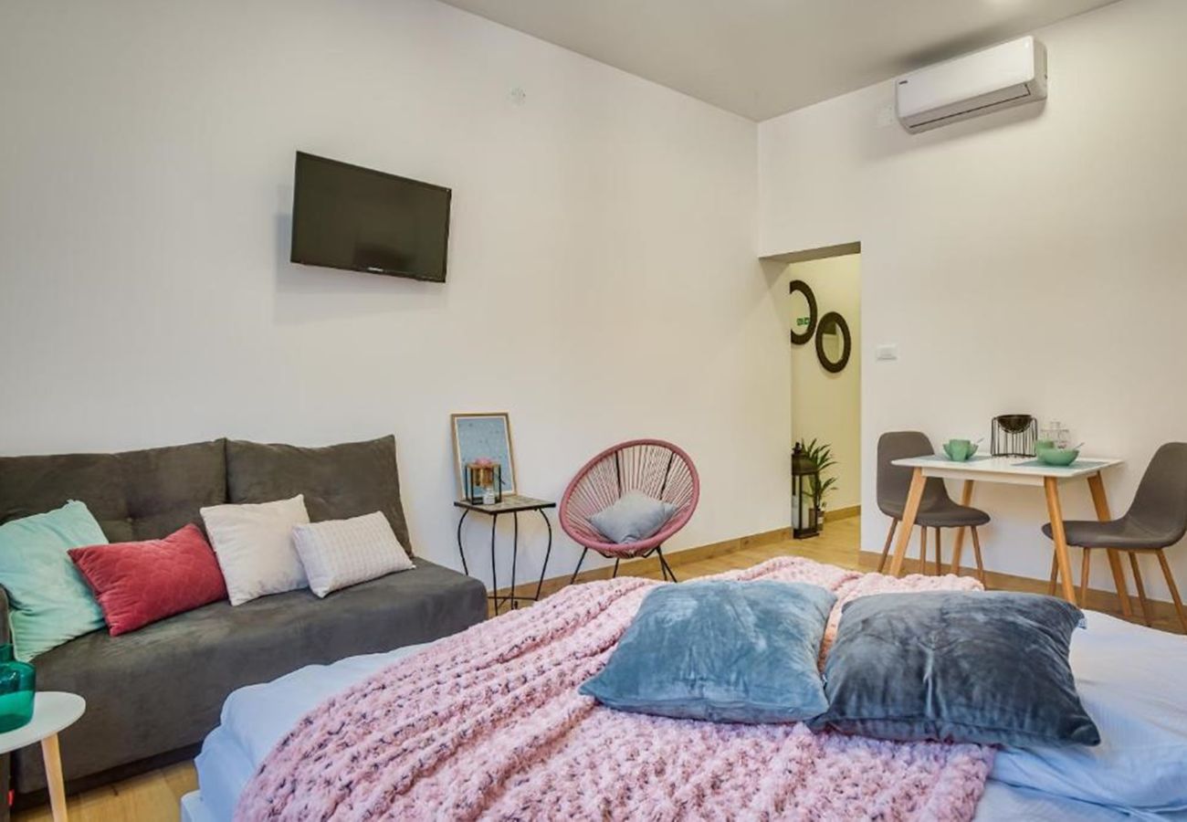 Studio in Pula - Studio A - Amphitheater Garden Apartments