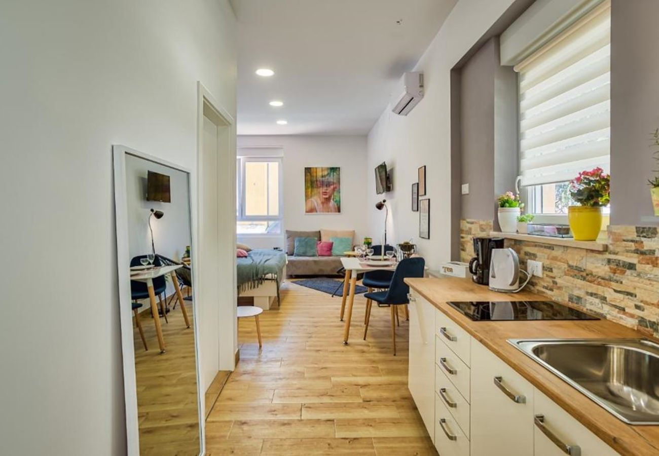 Studio in Pula - Studio B - Amphitheater Garden Apartments