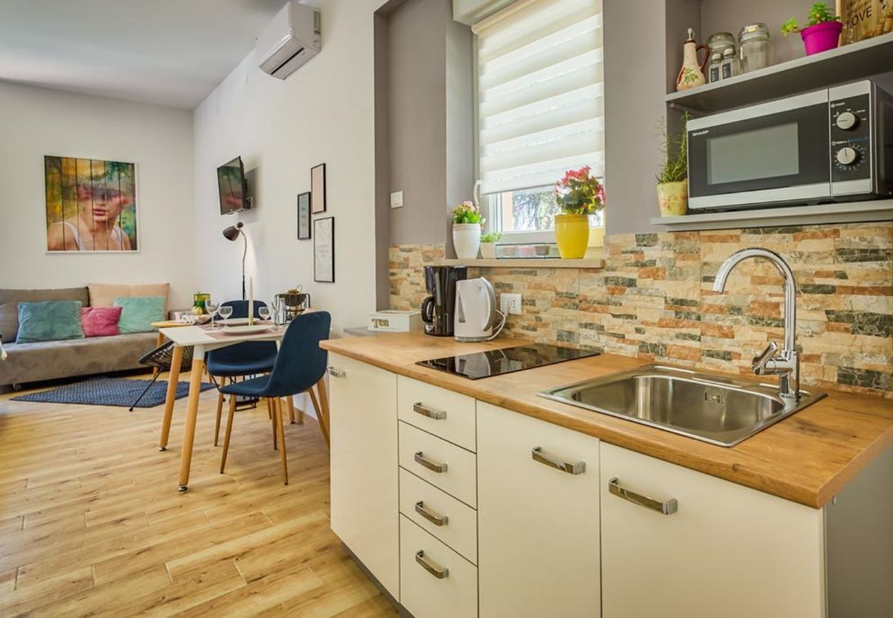 Studio in Pula - Studio B - Amphitheater Garden Apartments
