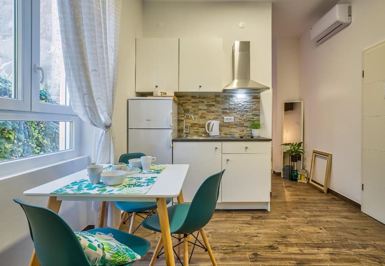 Studio in Pula - Studio C - Amphitheater Garden Apartments
