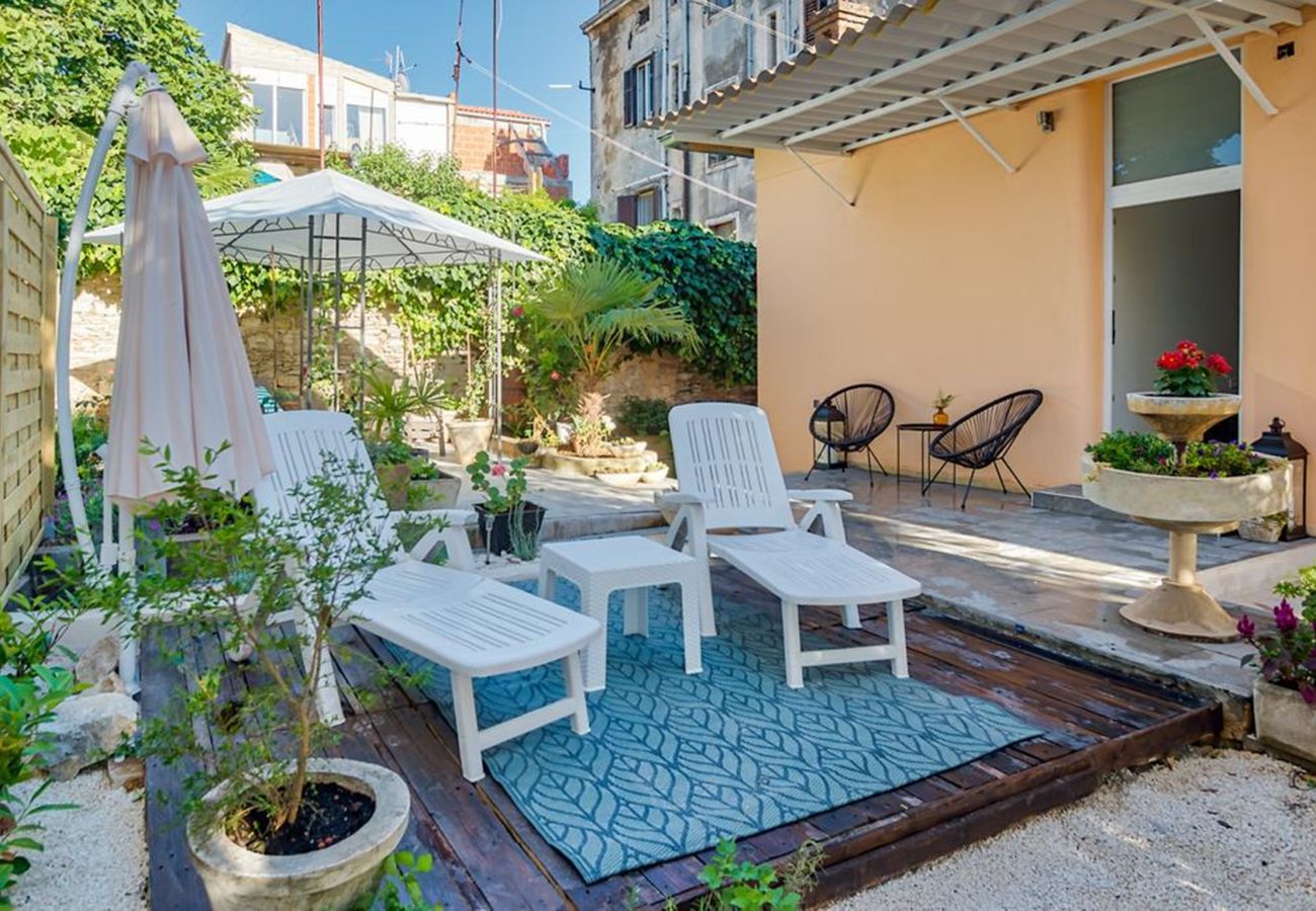 Studio in Pula - Studio C - Amphitheater Garden Apartments