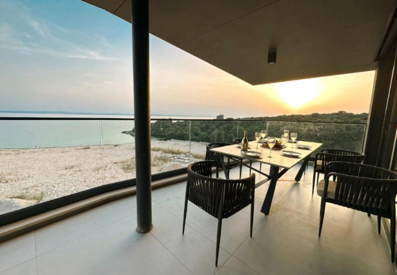Apartment in Zadar - Beautiful apartment right by the sea with a view