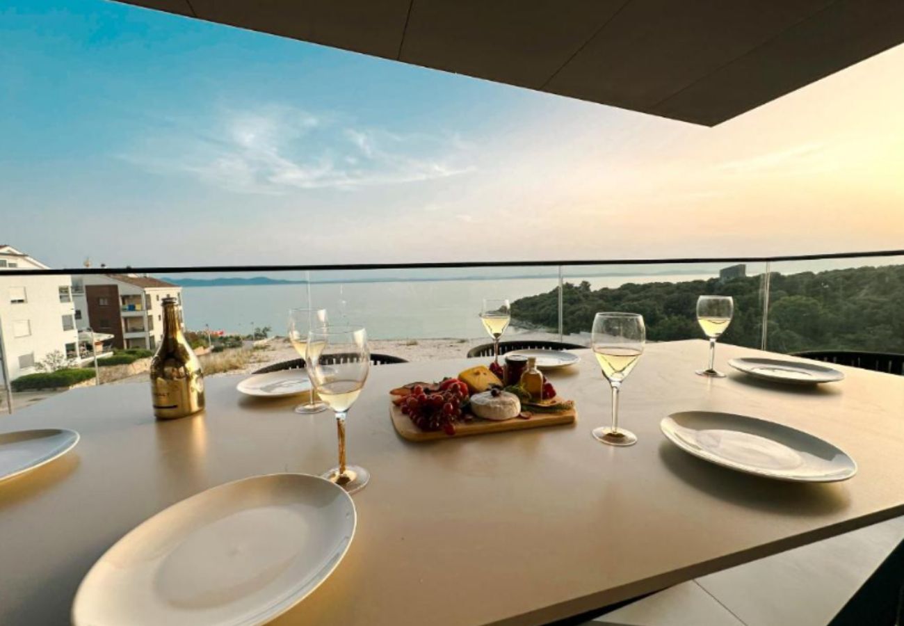 Apartment in Zadar - Beautiful apartment right by the sea with a view