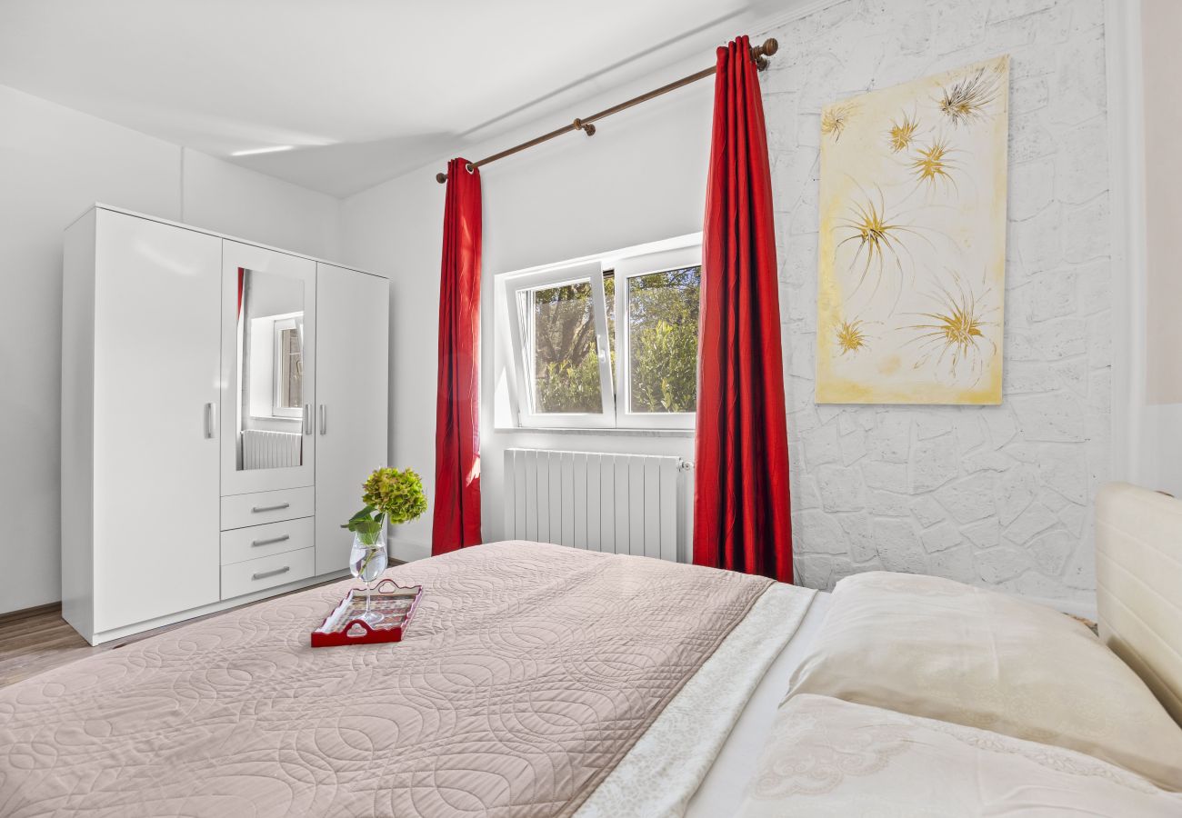 Apartment in Valbandon - Charming three-bedroom apartment near the sea