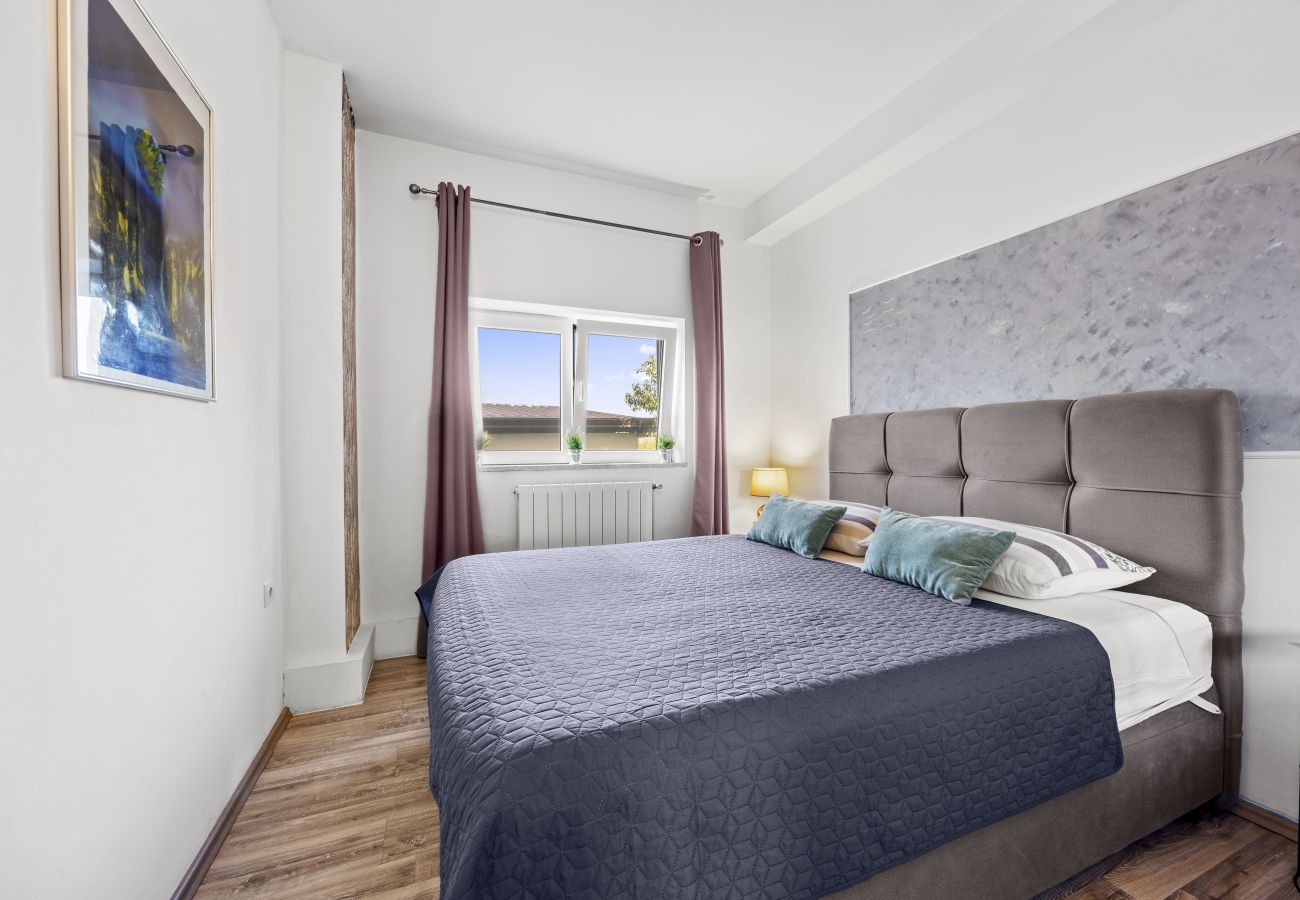 Apartment in Valbandon - Charming three-bedroom apartment near the sea